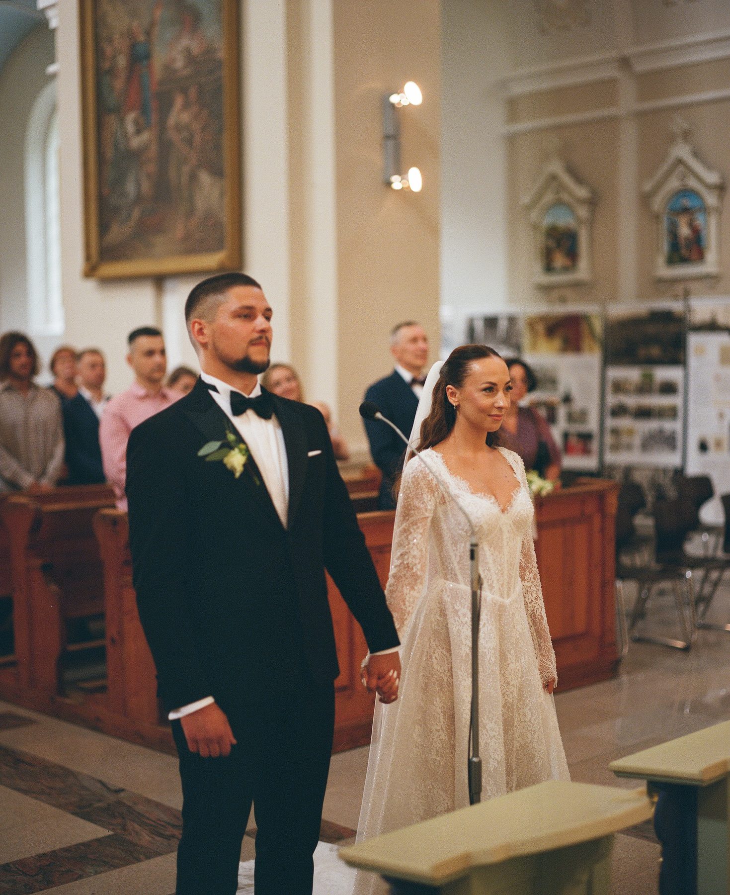 Pora bažnyčioje per ceremoniją, susikibę rankomis